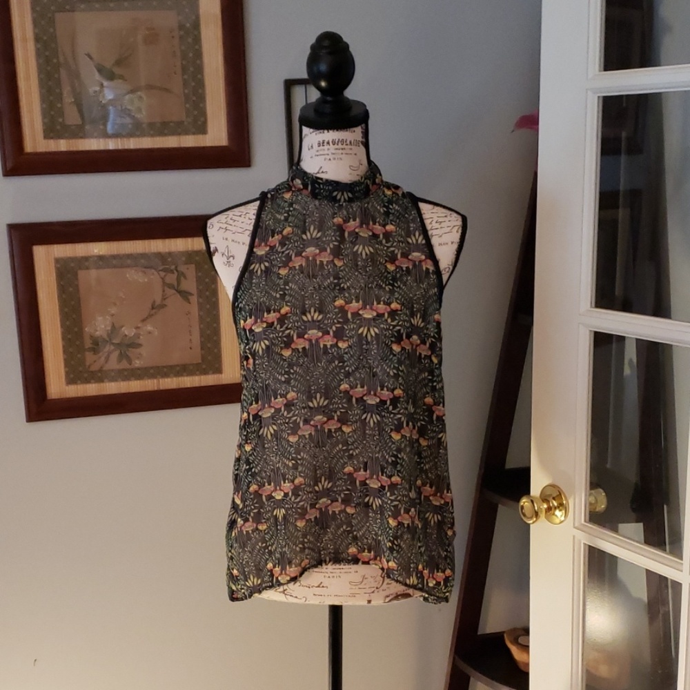 Forever 21 Art Deco Sleeveless Blouse Size S